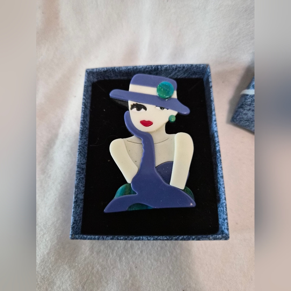 Chic Art Deco Lady Brooch - Picture 2 of 8